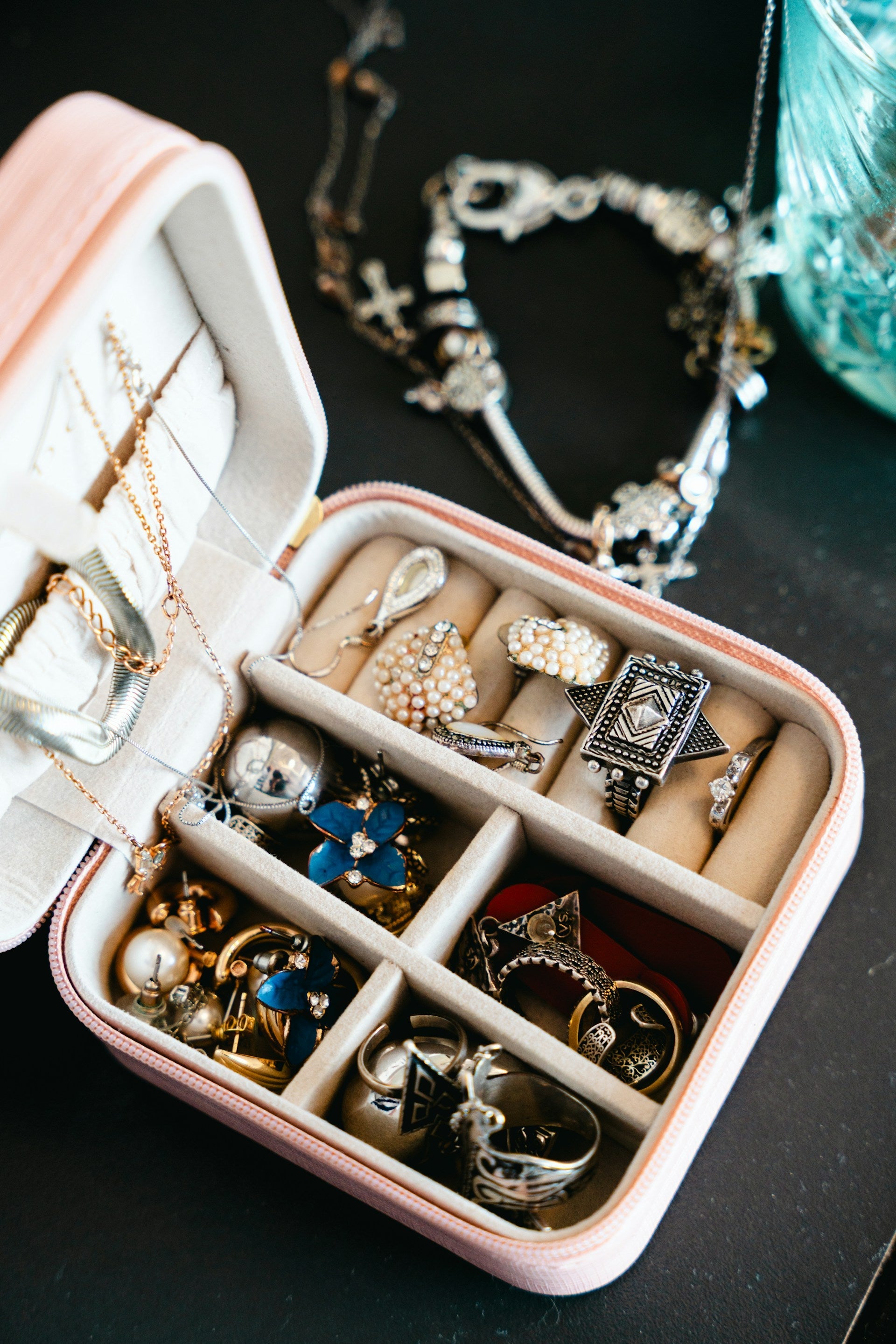 Minimalism vs. Maximalism: Choosing the Right Organizer for Your Style