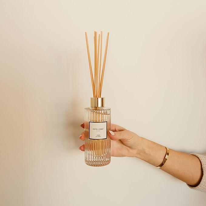 Hotel Lobby Candle Linen Reed Diffuser – Long Lasting – Pink Pepper, Linen, Sandalwood, Iris & Vetiver – Refillable Glass Vessel – 9 Diffuser Reeds – Made in USA – 5.0 fl oz (150ml), 10 ¾” H