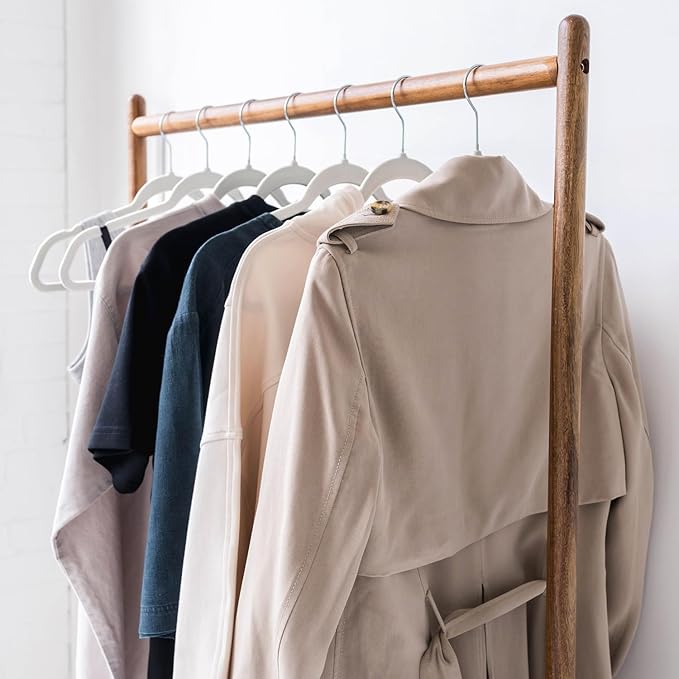 3 Sprouts - Adult Velvet Hangers - Non Slip Felt Clothing Hanger Set - Durable & Slim for Space Saving - Ideal Velvet Hangers for Organization - Lightweight Thin Clothes Hangers - Pack of 30 - Gray